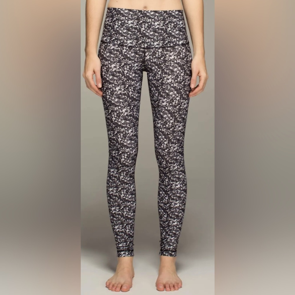 Lululemon Shine Tight Rolldown Shimmy Shimmer Yoga Legging Black & White Size 2